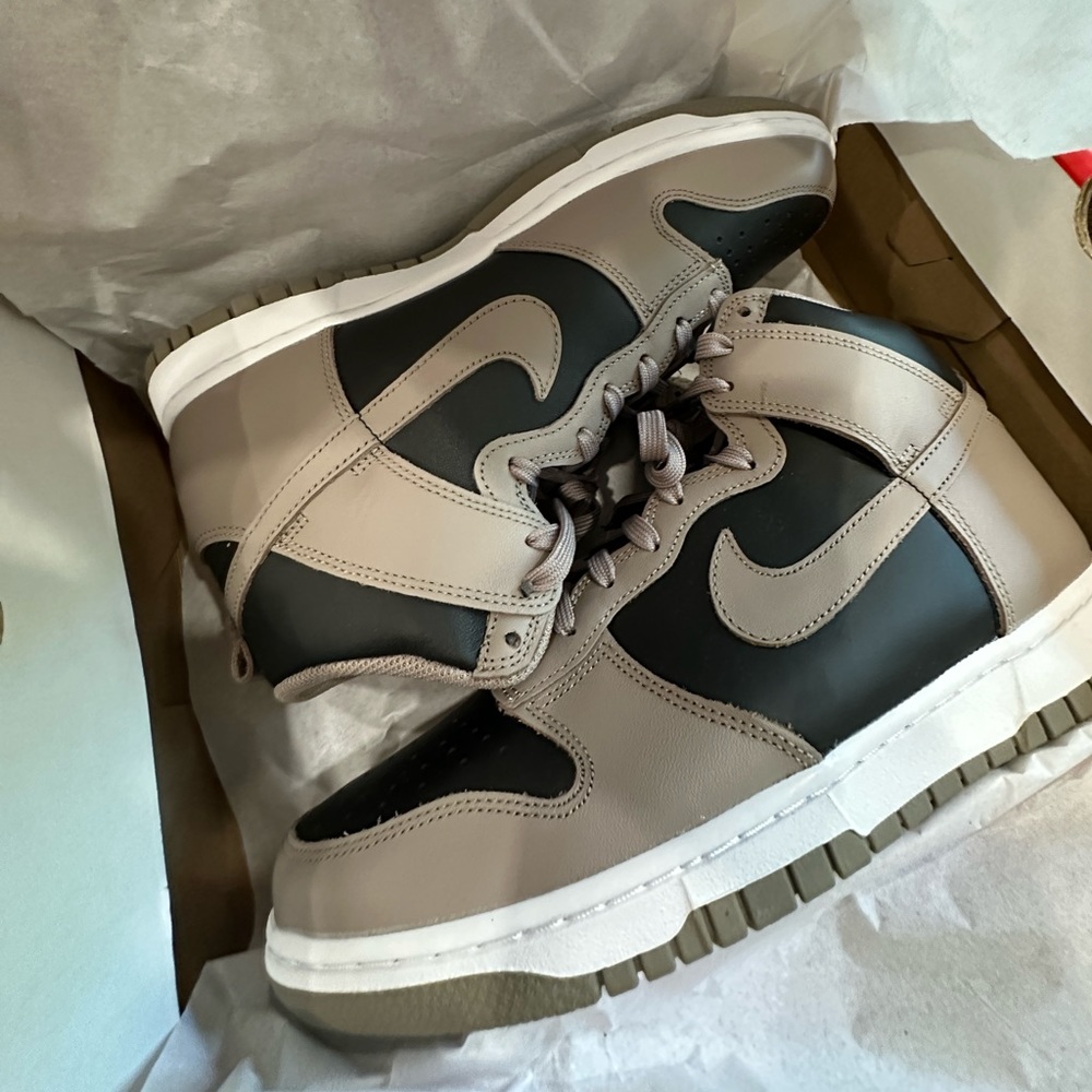 NEW Women's Nike Dunk High Moon Fossil Sneaker NEW in Box Sz 9